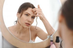 Άχρωμα σπυράκια στο μέτωπο