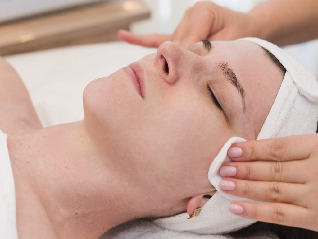 Απαλλαγείτε από τη λιπαρότητα της επιδερμίδας με σύγχρονες θεραπείες προσώπου στο Chic and Beauty.