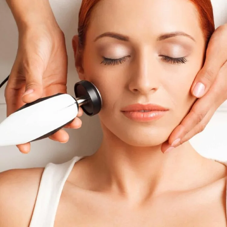 Θεραπεία ραδιοσυχνοτήτων σε πρόσωπο γυναίκας για σύσφιξη και αναζωογόνηση του δέρματος από αισθητικό.