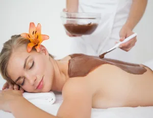 Σοκολατοθεραπεία σώματος για βαθιά χαλάρωση και ενυδάτωση. Ανακαλύψτε τα οφέλη της spa θεραπείας στο Chic and Beauty.