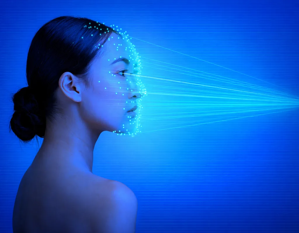 Ανακάλυψε πώς το blue light από οθόνες επηρεάζει τη γήρανση του δέρματος, προκαλεί δυσχρωμίες και αφυδάτωση.