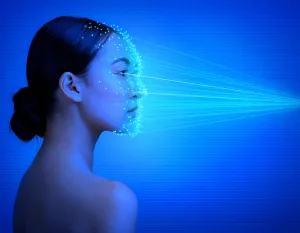 Ανακάλυψε πώς το blue light από οθόνες επηρεάζει τη γήρανση του δέρματος, προκαλεί δυσχρωμίες και αφυδάτωση.