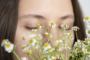 Πώς επηρεάζει η άνοιξη και η γύρη το δέρμα σου; Δες τα βασικά αίτια και πρακτικά tips προστασίας για υγιή και λαμπερή επιδερμίδα.